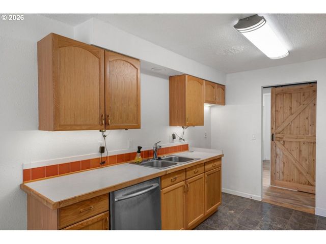 2301 COMPTON St, Eugene, OR 97404