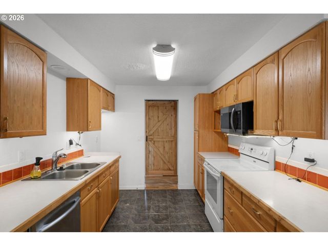 2301 COMPTON St, Eugene, OR 97404