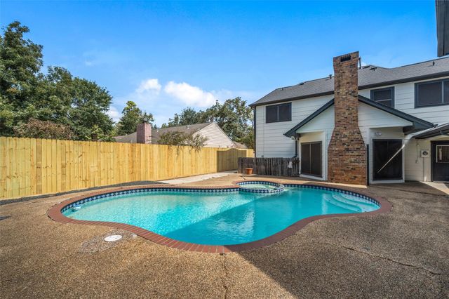 6215 Ash Oak Drive, Houston, TX 77091