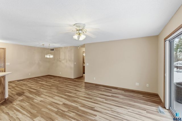 1536 S Southeastern Ave Avenue 205, Sioux Falls, SD 57103