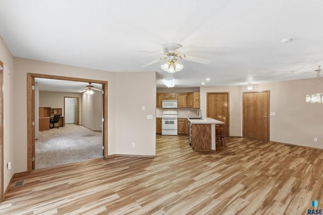 1536 S Southeastern Ave Avenue 205, Sioux Falls, SD 57103