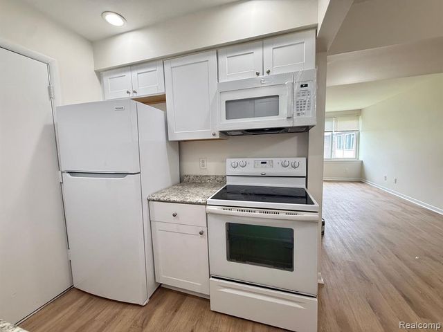 3911 Fort Street 211B, Trenton, MI 48183