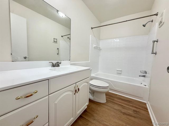 3911 Fort Street 211B, Trenton, MI 48183
