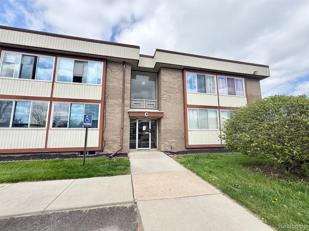 3911 Fort Street 211B, Trenton, MI 48183