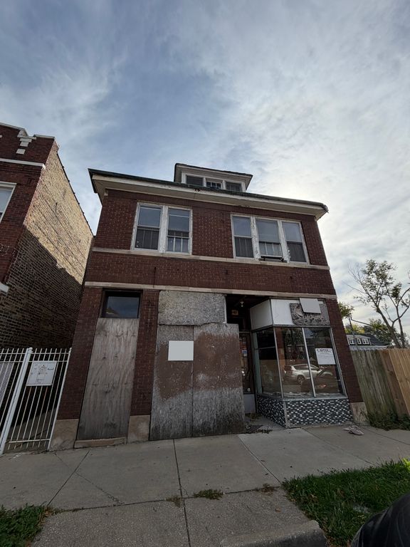 2555 W Lithuanian Plaza Court, Chicago, IL 60629 — exterior