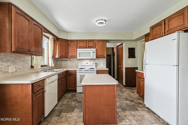 916 S Lathrop Road, Swanton, OH 43558