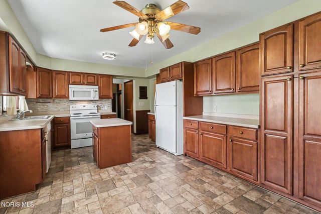 916 S Lathrop Road, Swanton, OH 43558