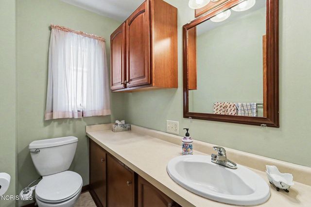 916 S Lathrop Road, Swanton, OH 43558