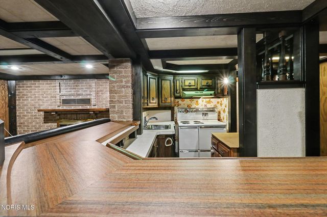 916 S Lathrop Road, Swanton, OH 43558