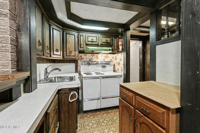916 S Lathrop Road, Swanton, OH 43558