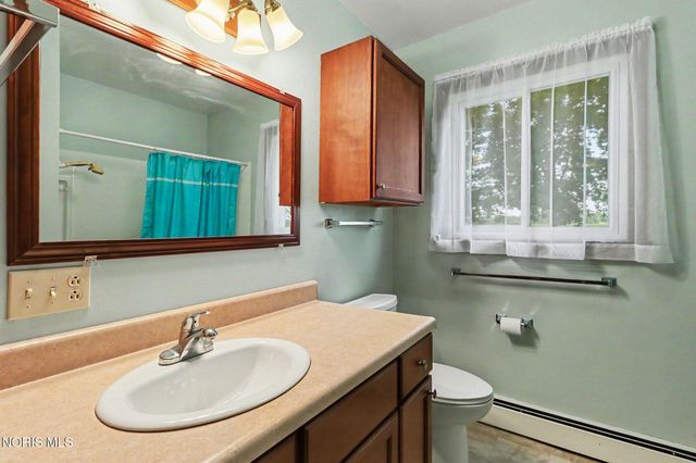 916 S Lathrop Road, Swanton, OH 43558