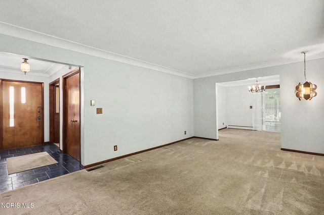916 S Lathrop Road, Swanton, OH 43558