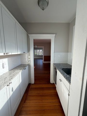 105 Fox Hill Rd 1, Nahant, MA 01908