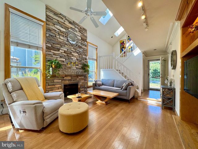 6 OAKDALE CT, Sterling, VA 20165