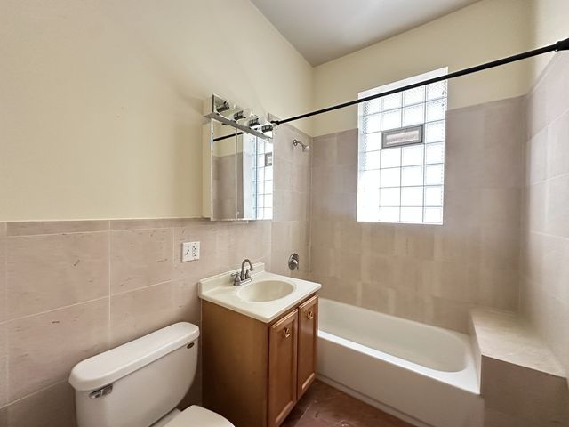 2138 W CHICAGO Avenue, Chicago, IL 60622