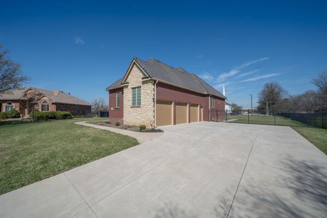 2901 N Fox Pointe Cir, Wichita, KS 67226