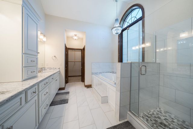 2901 N Fox Pointe Cir, Wichita, KS 67226