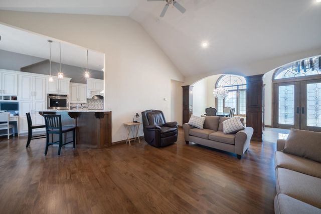 2901 N Fox Pointe Cir, Wichita, KS 67226