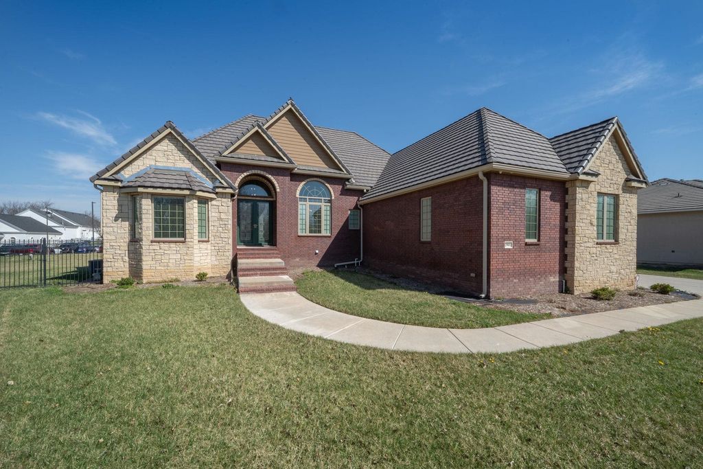 2901 N Fox Pointe Cir, Wichita, KS 67226