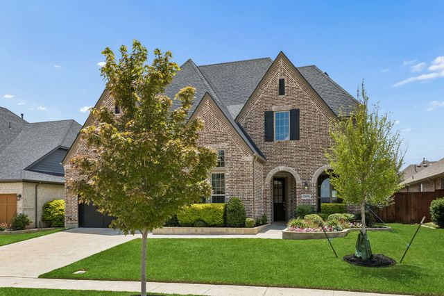 1104 Highpoint Way, Roanoke, TX 76262