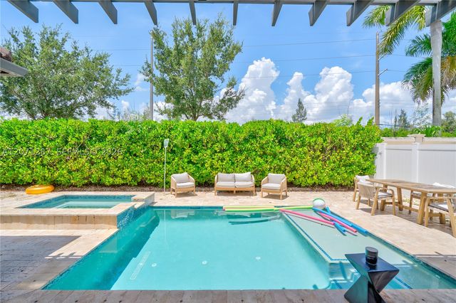 9400 W 35th Ln, Hialeah, FL 33018