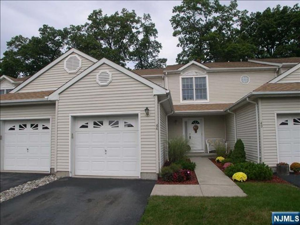 44 FOXWOOD Square, Old Tappan, NJ 07675