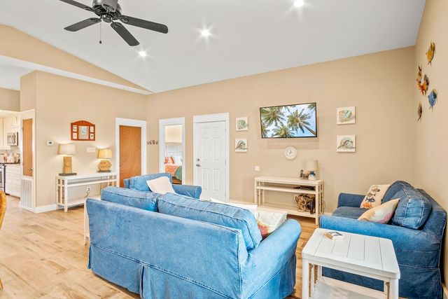 423 S 7th St, Port Aransas, TX 78373