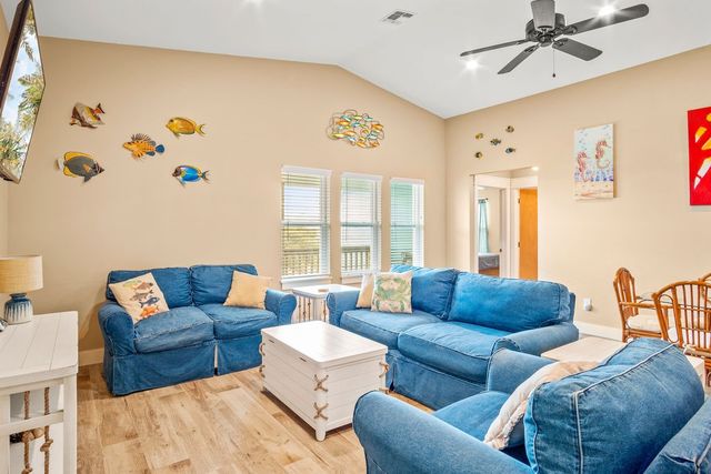 423 S 7th St, Port Aransas, TX 78373