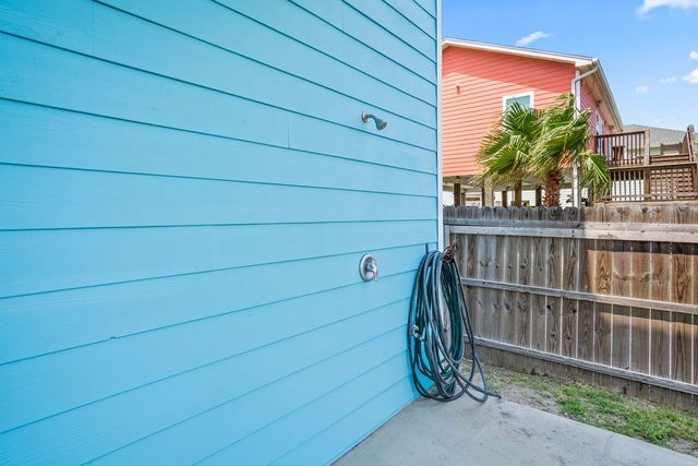 423 S 7th St, Port Aransas, TX 78373