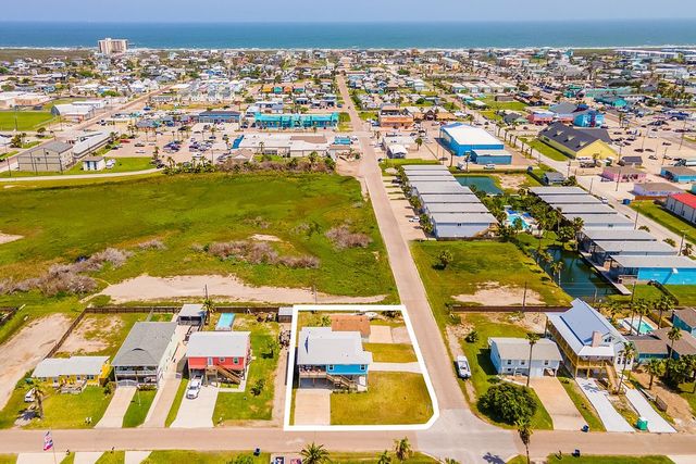 423 S 7th St, Port Aransas, TX 78373