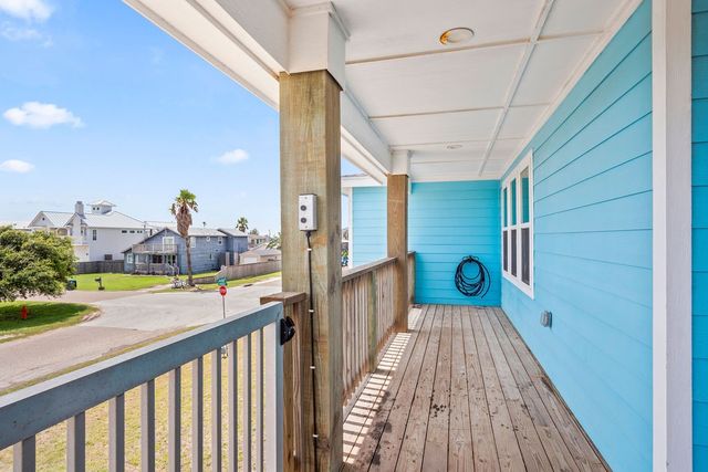 423 S 7th St, Port Aransas, TX 78373