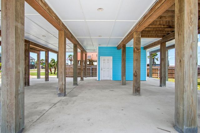 423 S 7th St, Port Aransas, TX 78373