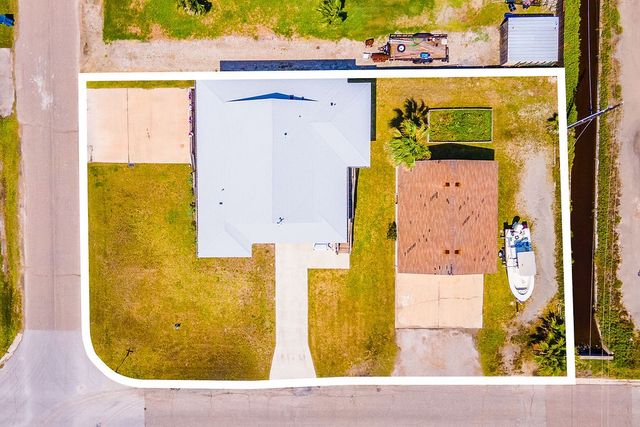 423 S 7th St, Port Aransas, TX 78373