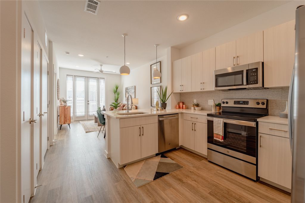 105 S Bishop Avenue 105-2406, Dallas, TX 75208