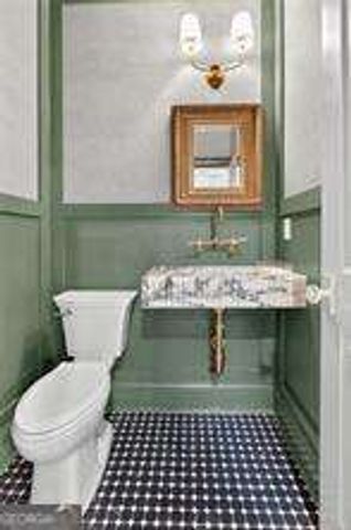 111 Lakeview Drive, Carrollton, GA 30117