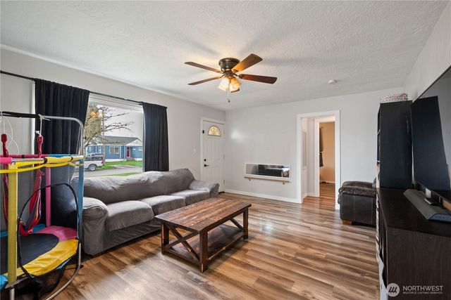 3102 Hemlock Street, Longview, WA 98632