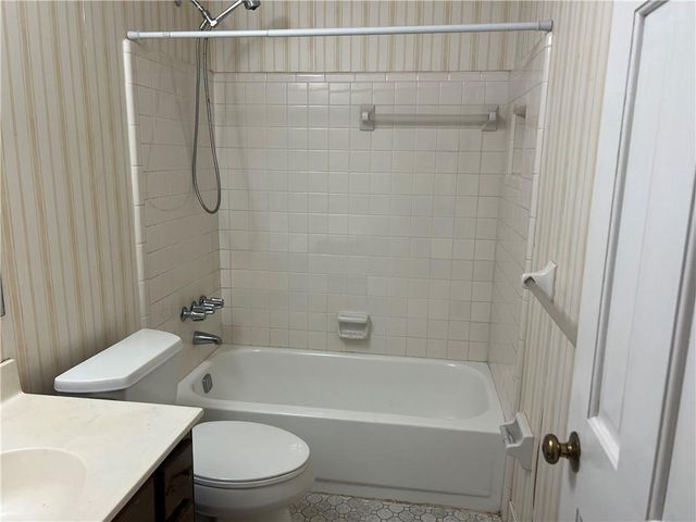 1725 Spindle Top SW Court, Lilburn, GA 30047