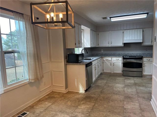 1725 Spindle Top SW Court, Lilburn, GA 30047