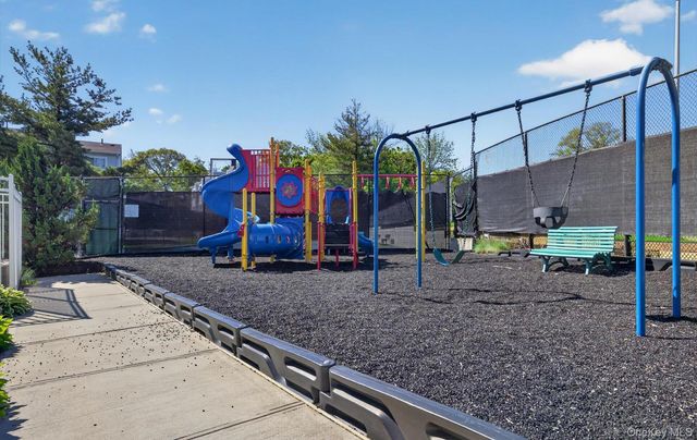 240-17 Oak Park Drive 73A, Douglaston, NY 11362