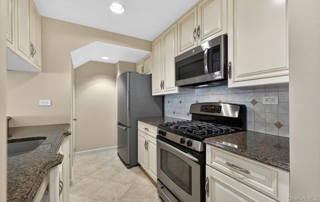 240-17 Oak Park Drive 73A, Douglaston, NY 11362