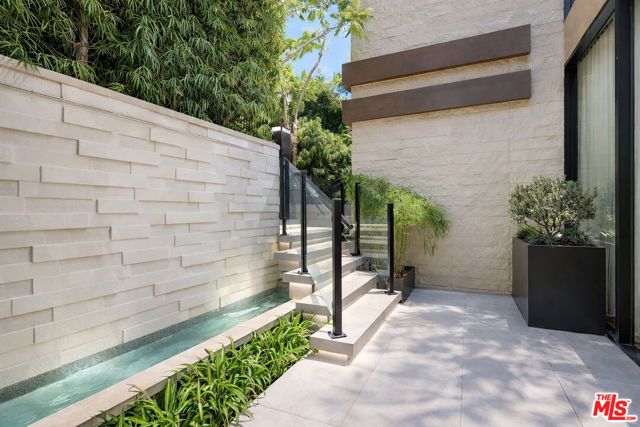 815 N Tigertail Road, Los Angeles, CA 90049