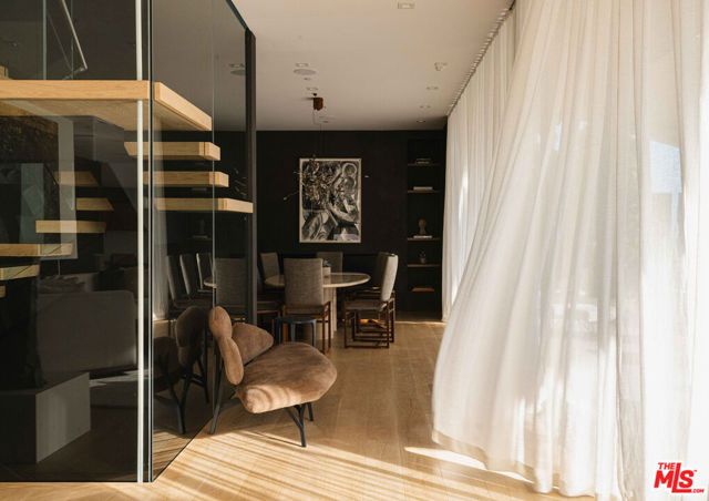 815 N Tigertail Road, Los Angeles, CA 90049