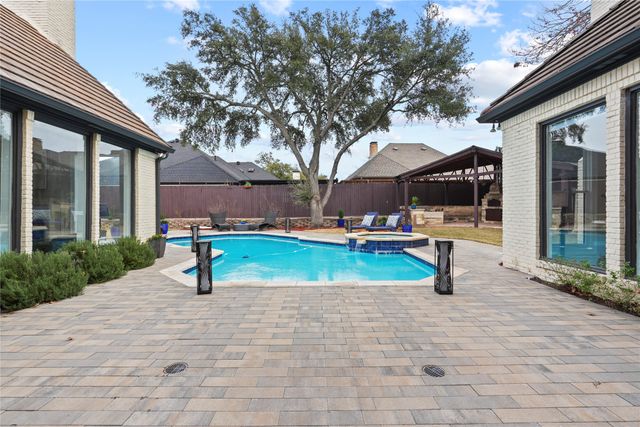 17632 Harbord Oaks Circle, Dallas, TX 75252
