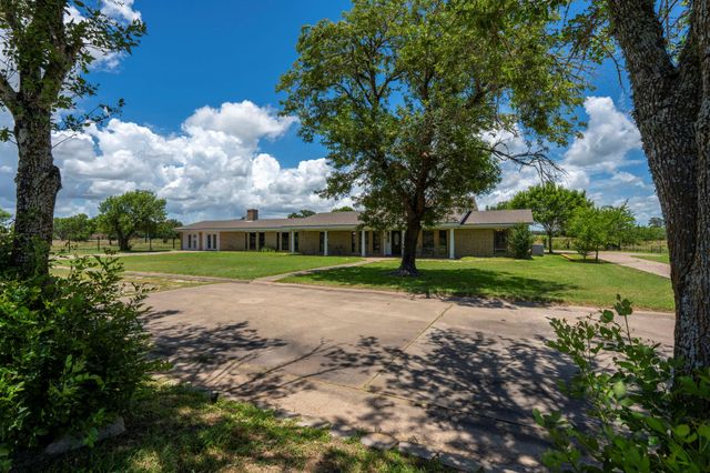 3345 E Austin ST, Giddings, TX 78942