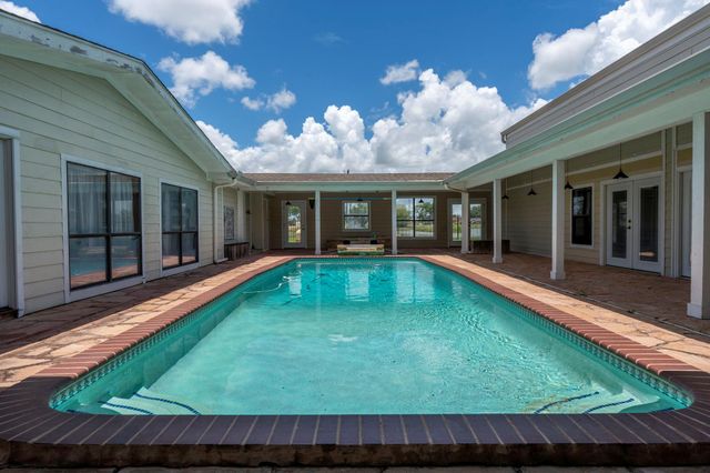 3345 E Austin ST, Giddings, TX 78942