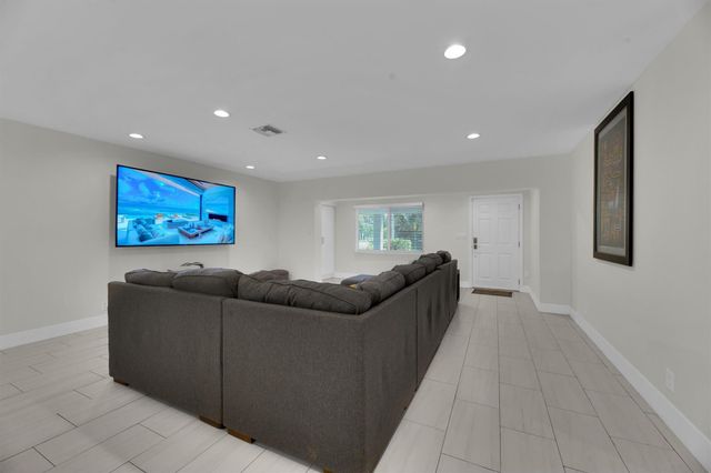 2633 NE 3rd Ave, Wilton Manors, FL 33334