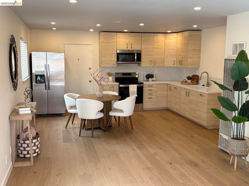 Image 4 of property listing at 1728 7th ST A, Berkeley, CA 94710