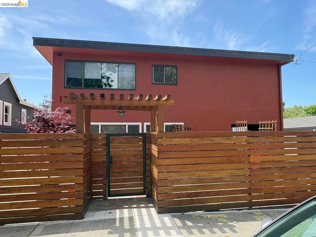 Image 5 of property listing at 1728 7th ST A, Berkeley, CA 94710