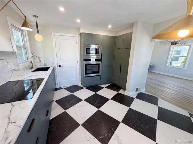 492 Algene Street, Lake Orion Village, MI 48362