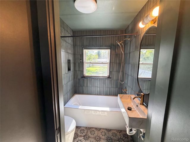 492 Algene Street, Lake Orion Village, MI 48362